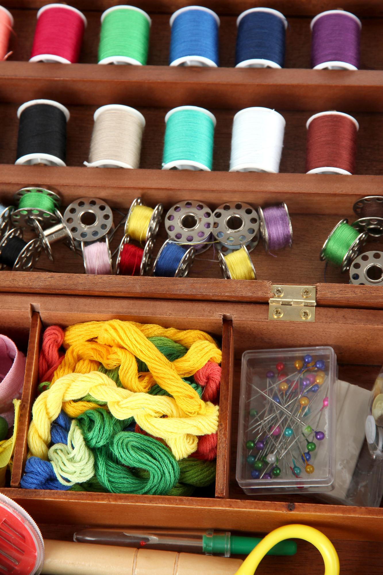 Atelier mit gestapelten Garnrollen