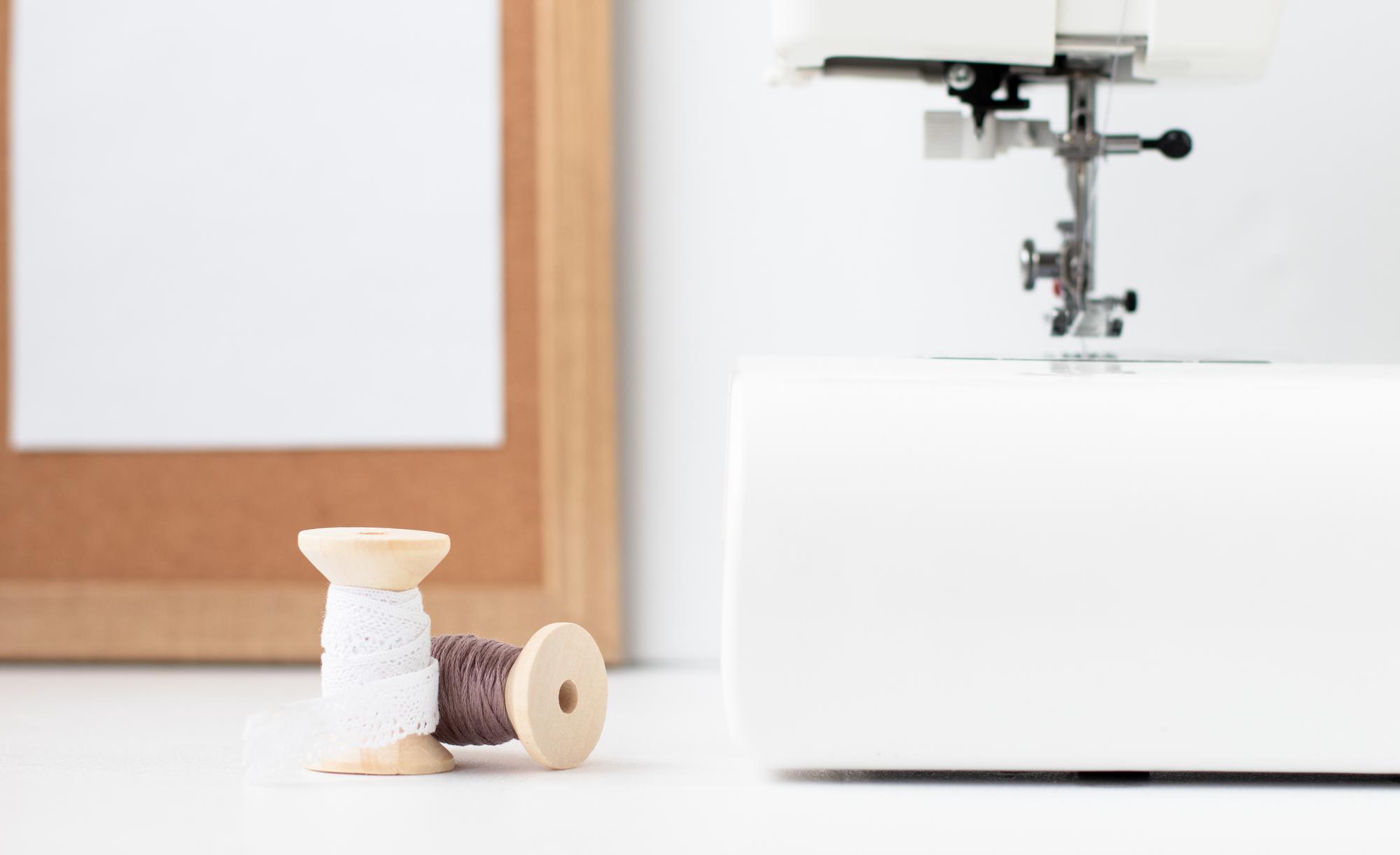 atelier fenster licht und nähmaschine