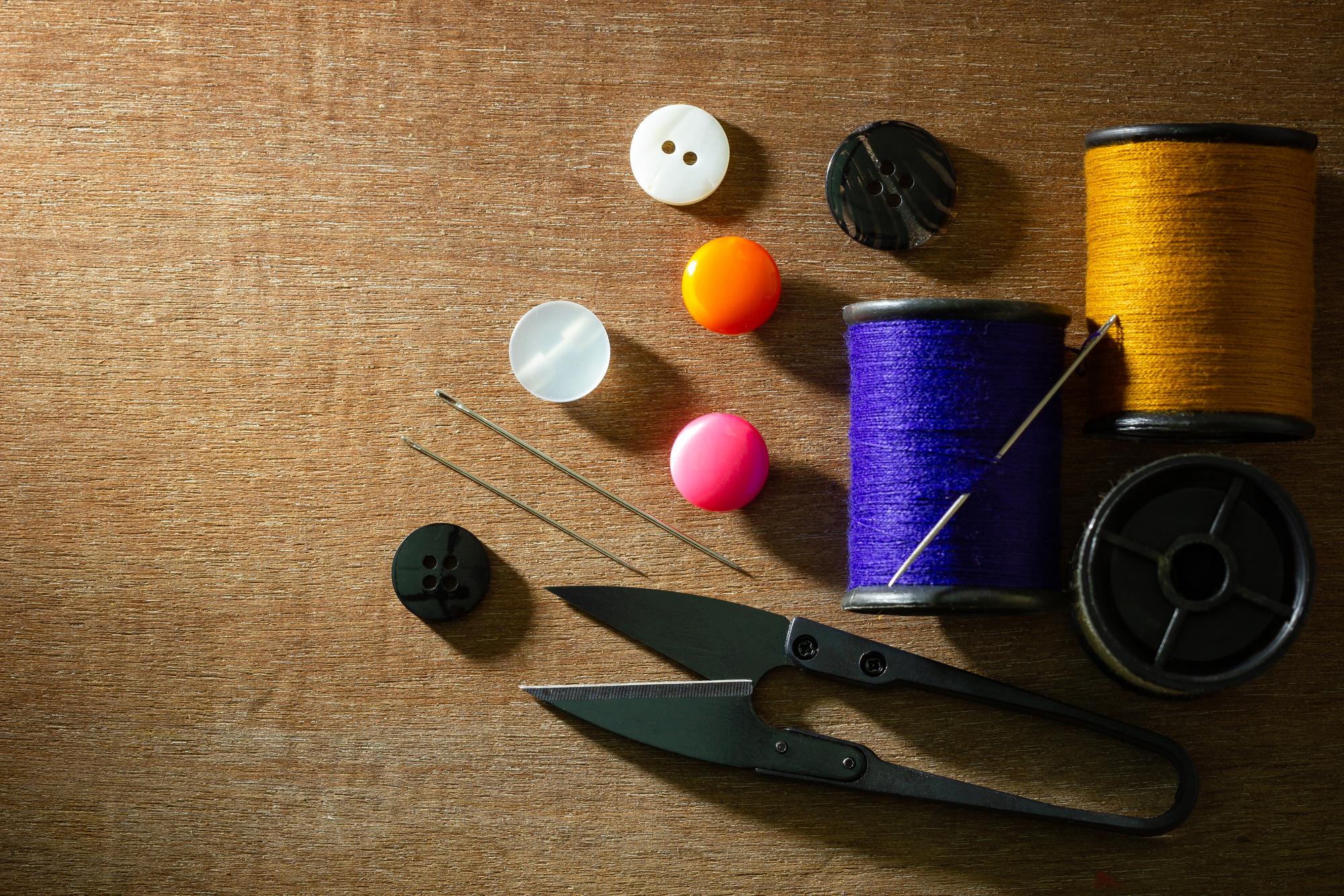 atelier arbeitsplatz mit garnrollen
